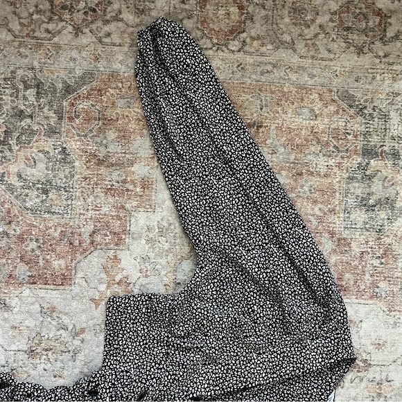 Princess Polly Black and White Front Tie Floral Blouse - Picture 7 of 7